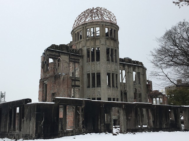 今回の研修は広島原爆ドームから始まりました。