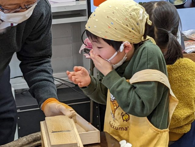 驚く男の子