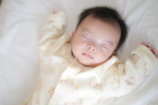寝る　子ども