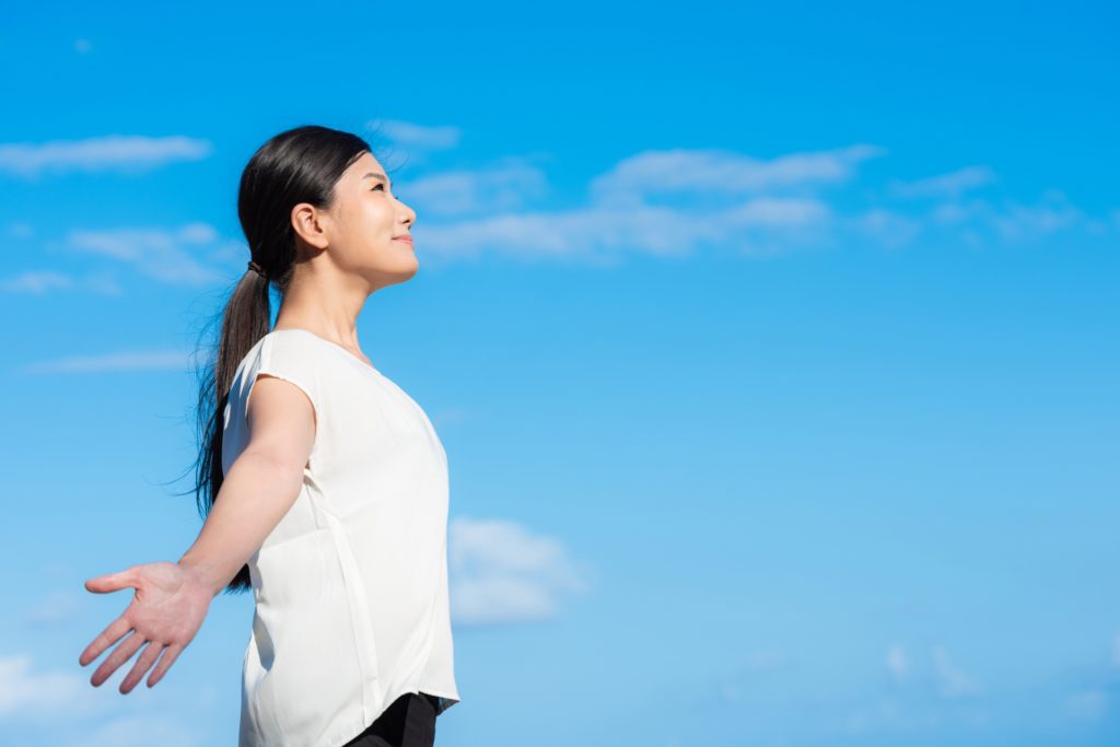 両手を広げる女性