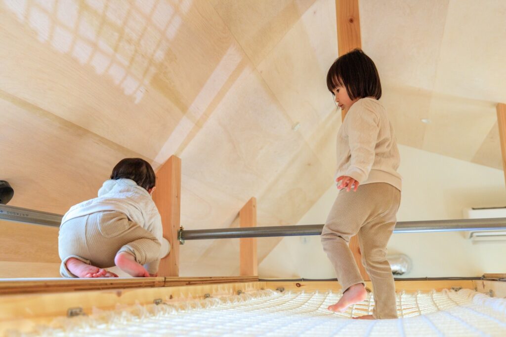 子どもがのびのび遊べる！室内で“動”を生む間取りとは？
