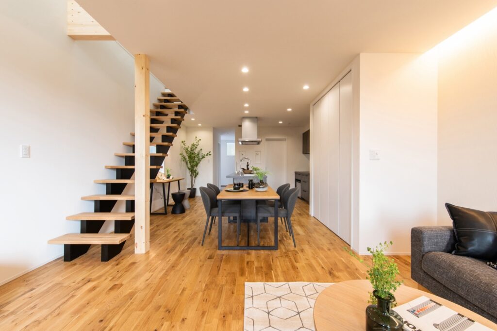 冬の足元、冷えていませんか?無垢床が叶える“素足でも心地いい暮らし”